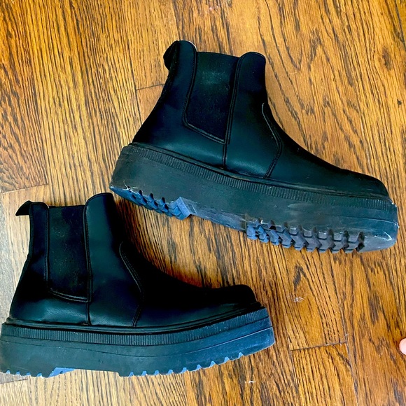 Steve Madden Chunky Sole Pull-On Ankle Boots - Picture 1 of 8